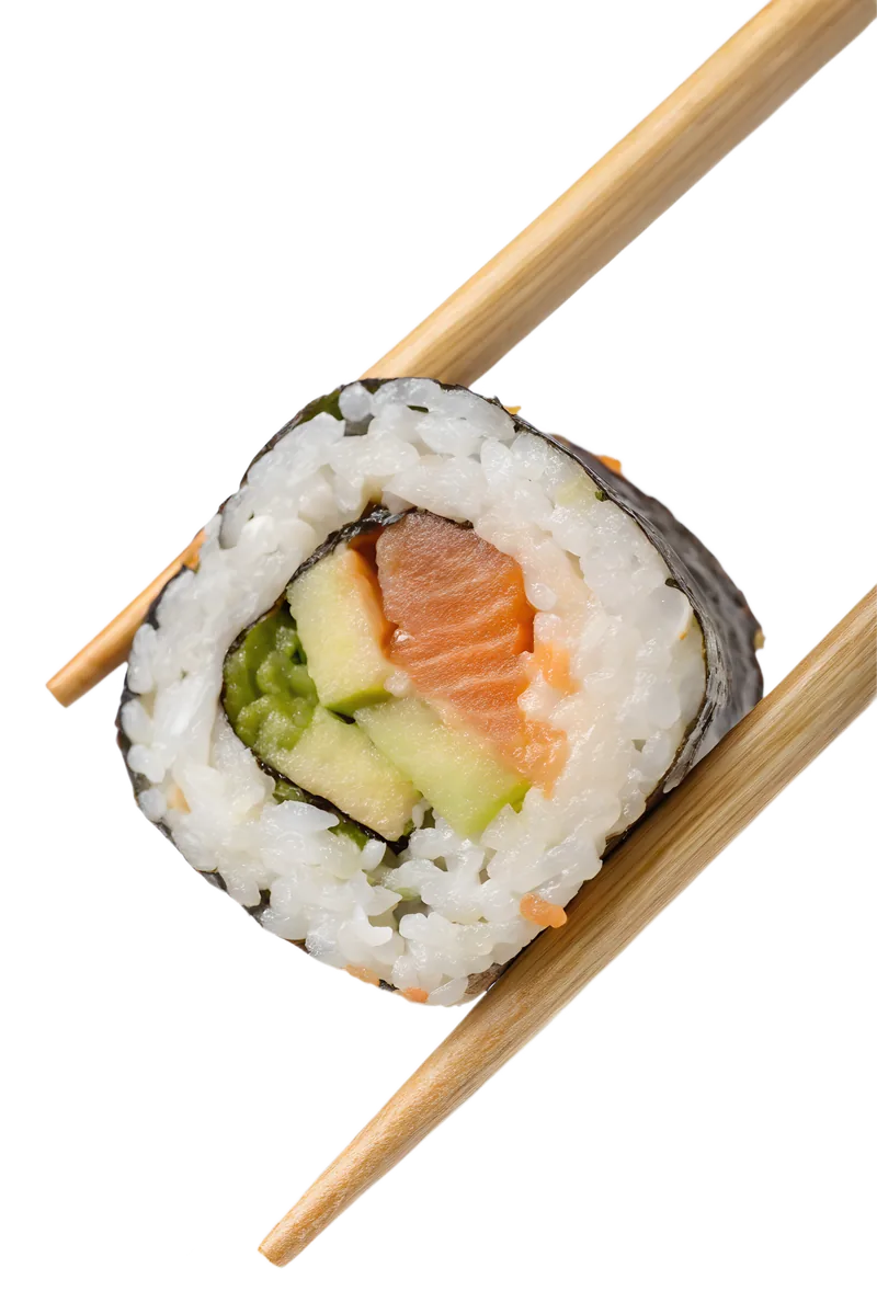Roll de salmón y palta sostenido con palitos de madera