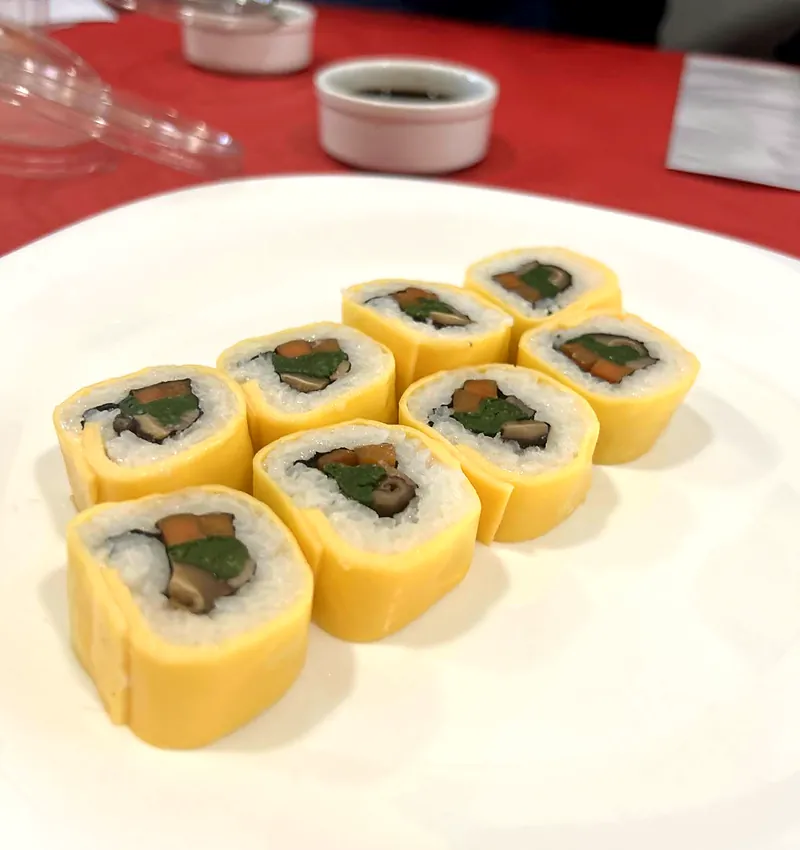 Plato con rolls envueltos en tamago
